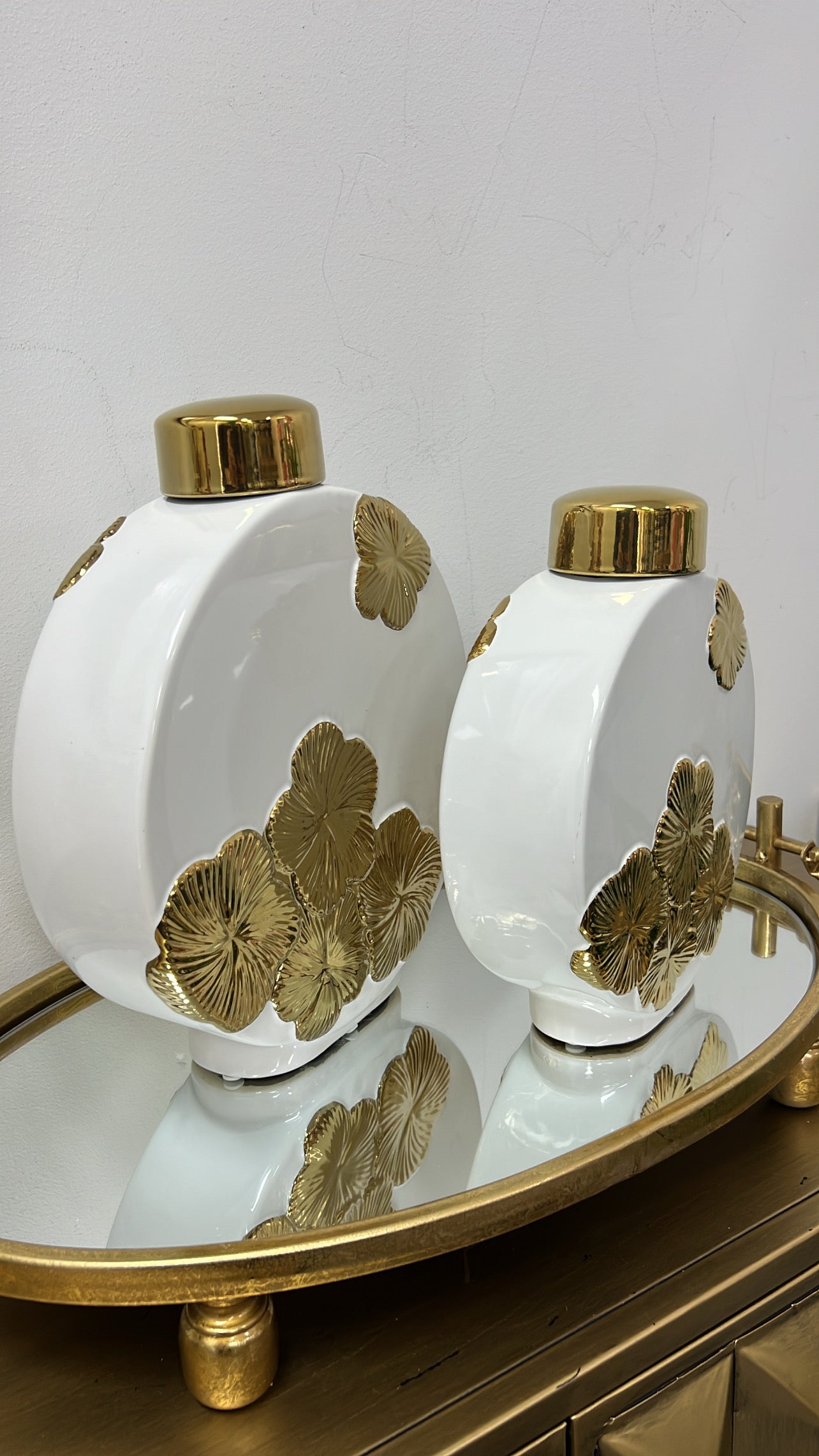 Daisy round white and gold Jar - Luscious Homewares