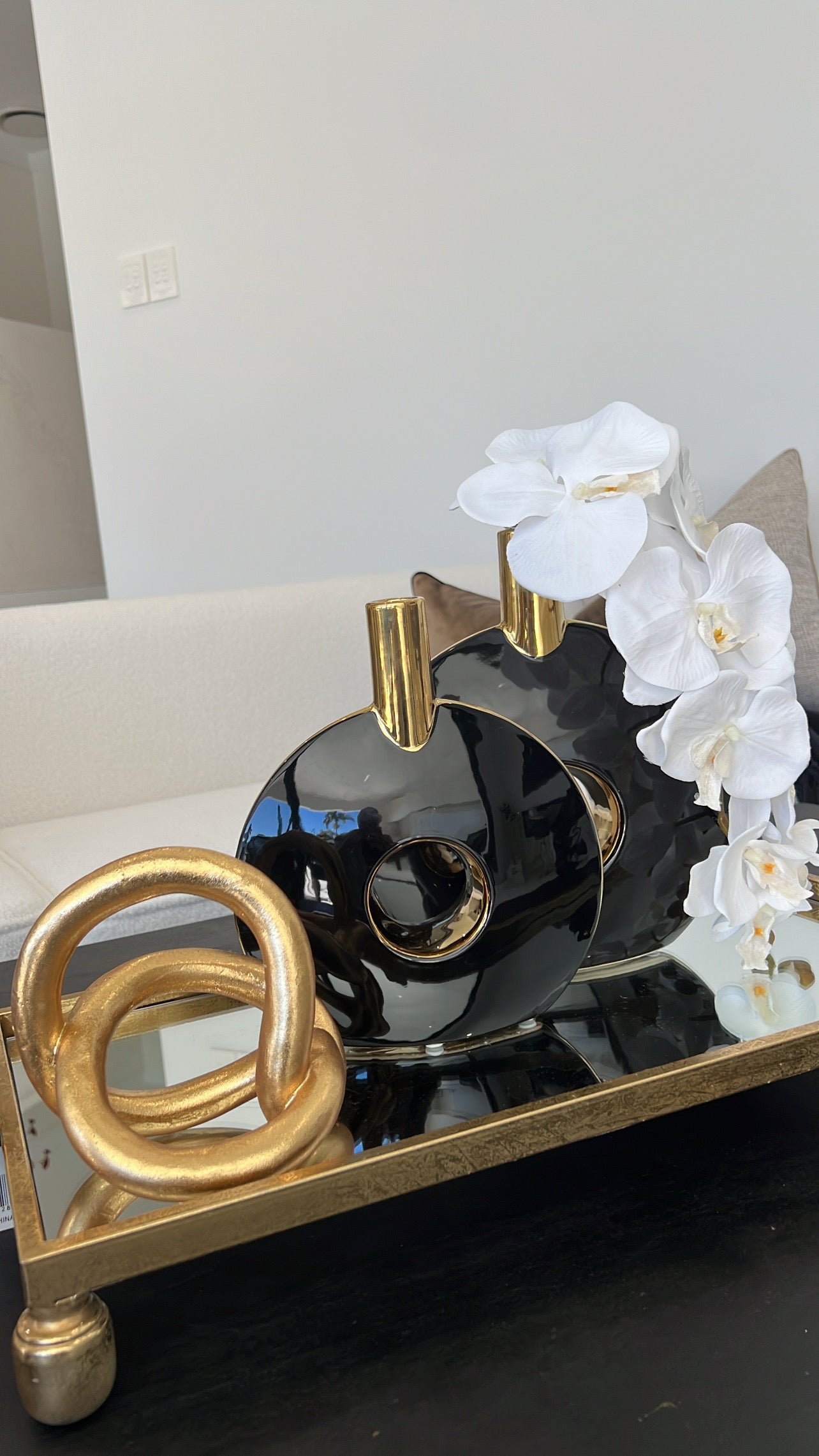 Black and gold vase - Luscious Homewares