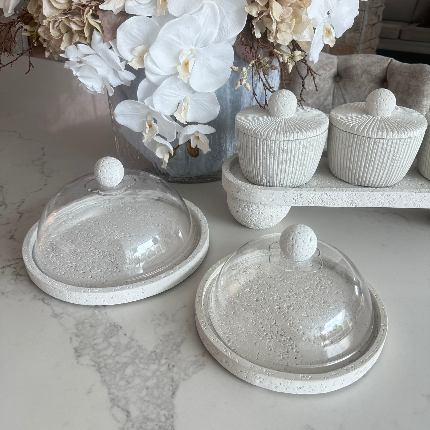 White stone round serving cake + dome