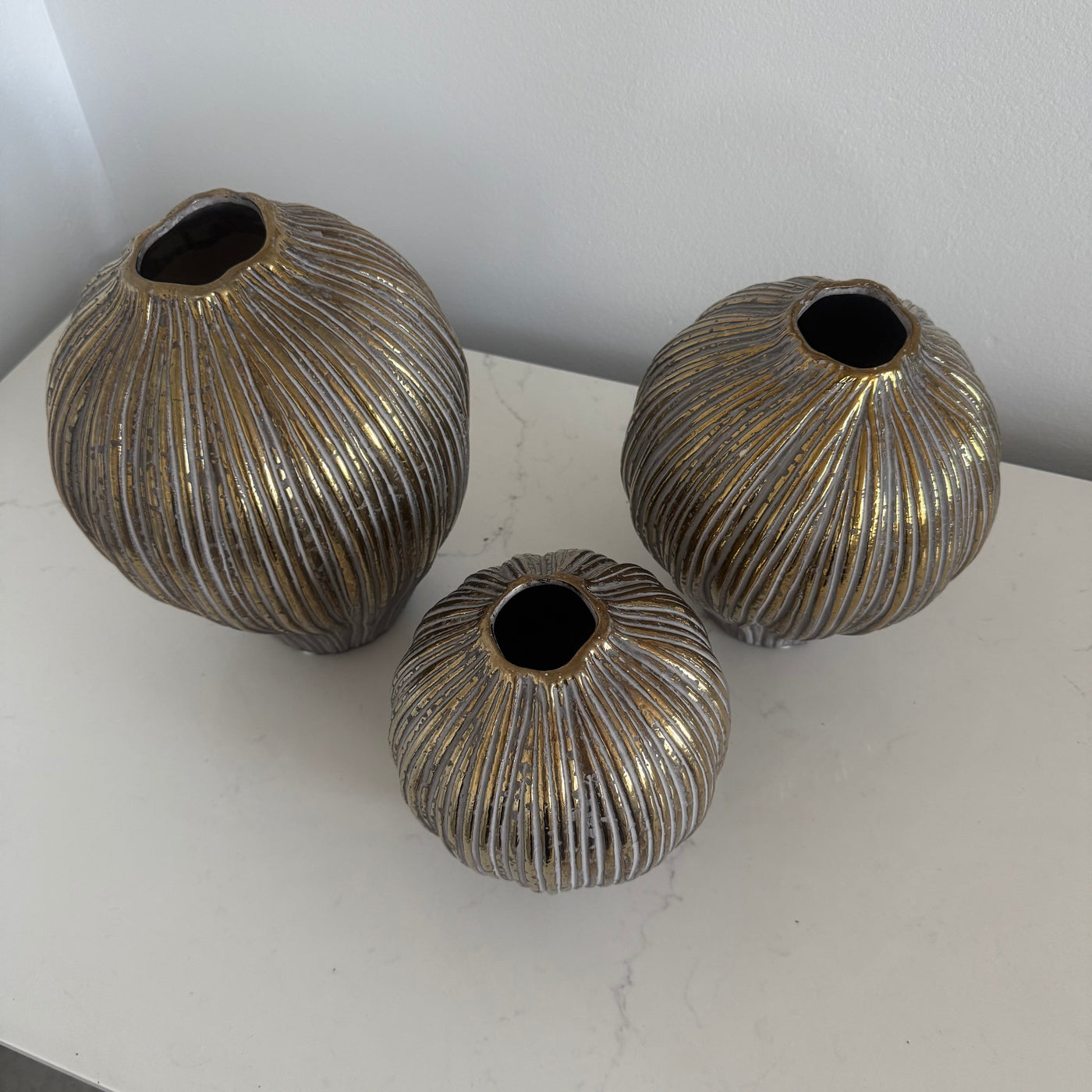 Fig ribbed textured vase