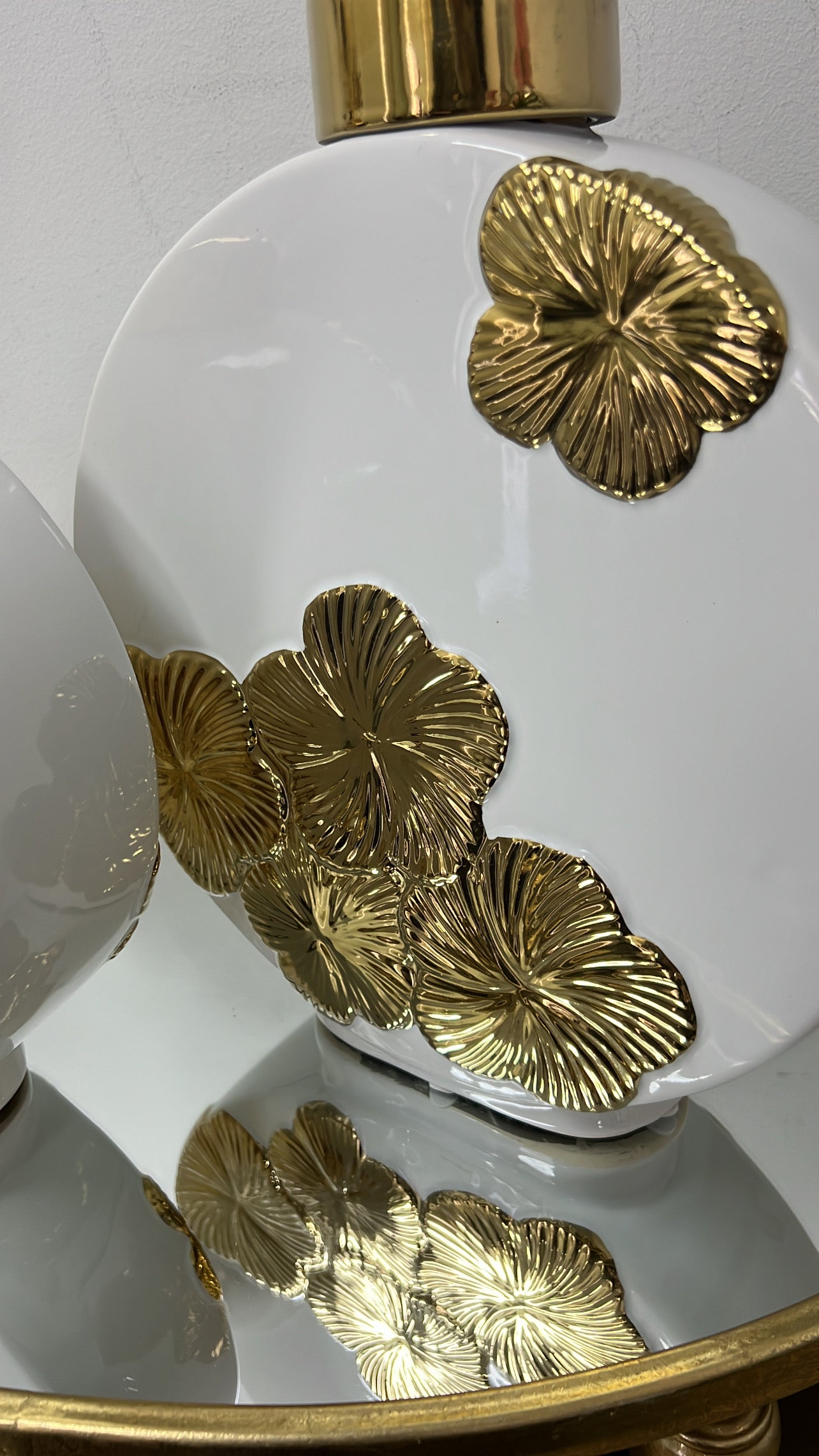 Daisy round white and gold Jar - Luscious Homewares