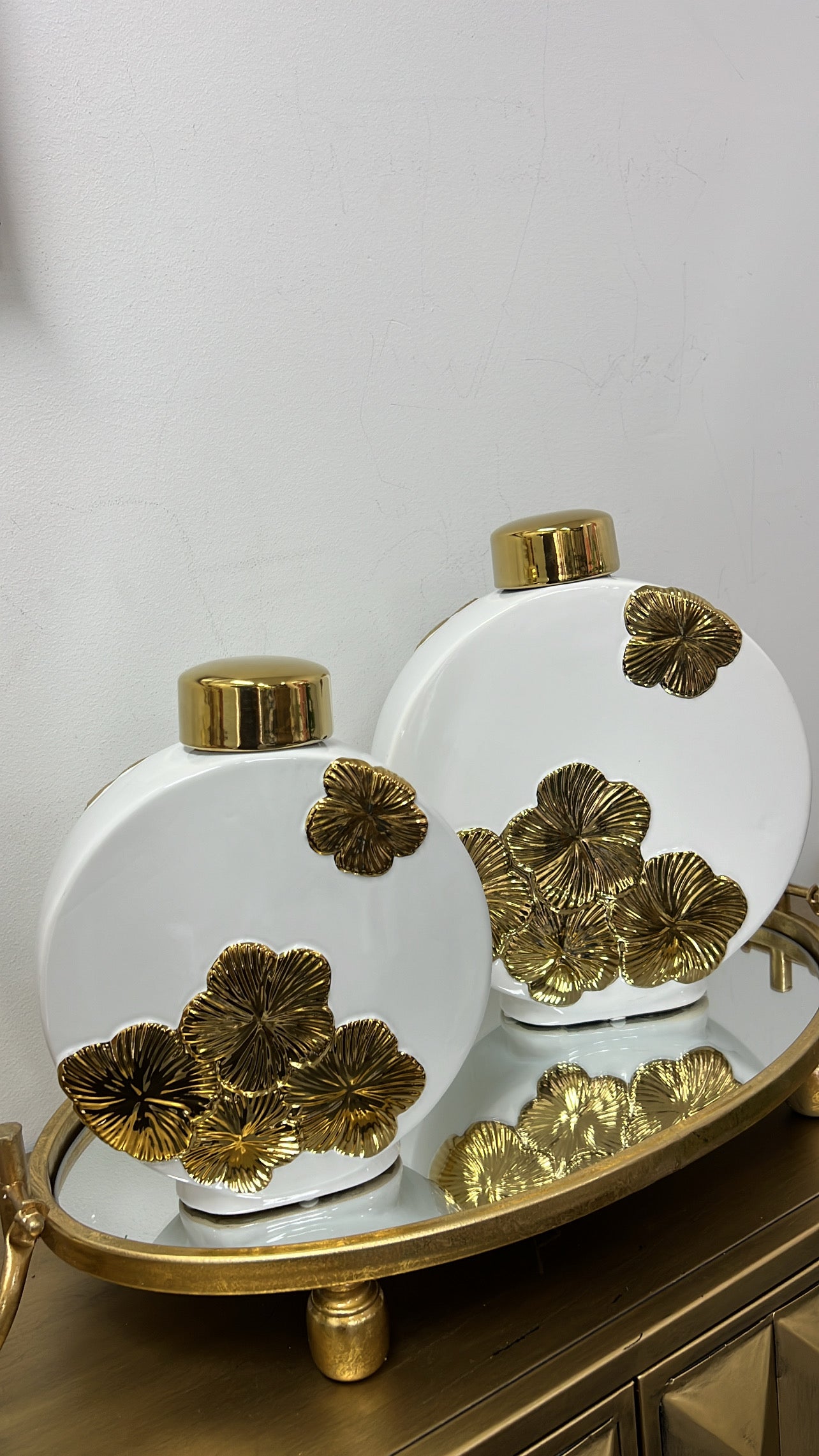 Daisy round white and gold Jar - Luscious Homewares